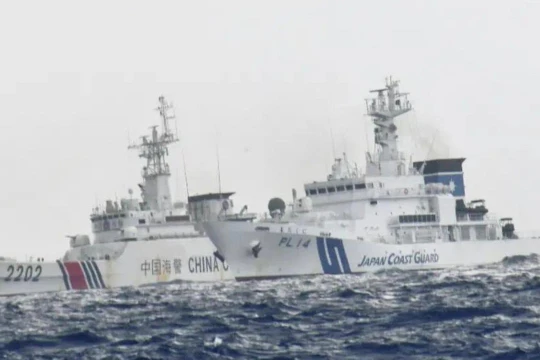 Các tàu Trung Quốc và Nhật Bản quần nhau trên vùng biển quần đảo Senkaku/Điếu Ngư hôm 30/8 (Ảnh: @li_xin). 