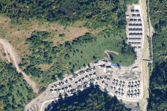 Ảnh vệ tinh chụp ngôi làng Trung Quốc xây dựng ở khu vực hai bên đang tranh chấp (Ảnh: NDTV).