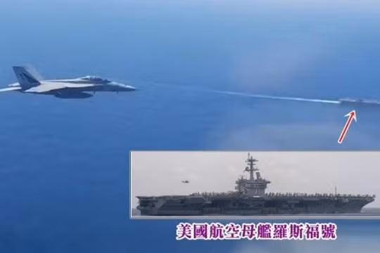 Hình ảnh trích video do máy bay Nga quay cho thấy chiếc F/A18 áp sát máy bay Nga, phía dưới là tàu sân bay Mỹ (Ảnh: Đông Phương).