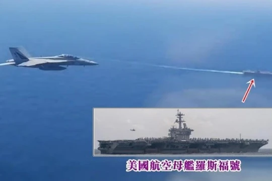 Hình ảnh trích video do máy bay Nga quay cho thấy chiếc F/A18 áp sát máy bay Nga, phía dưới là tàu sân bay Mỹ (Ảnh: Đông Phương).