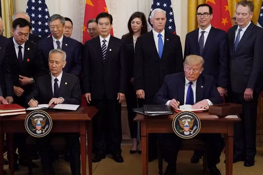 Ngày 15/1, tại Nhà Trắng, hai ông Donald Trump và Lưu Hạc đã ký hiệp định thương mại Mỹ - Trung giai đoạn đầu, nhưng giới truyền thông cho rằng các vấn đề gay cấn nhất trong quan hệ kinh tế, thương mại hai bên chưa được giải quyết (Ảnh: Reuters)