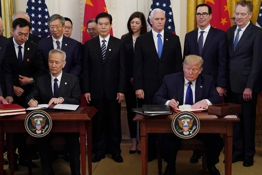 Ngày 15/1, tại Nhà Trắng, hai ông Donald Trump và Lưu Hạc đã ký hiệp định thương mại Mỹ - Trung giai đoạn đầu, nhưng giới truyền thông cho rằng các vấn đề gay cấn nhất trong quan hệ kinh tế, thương mại hai bên chưa được giải quyết (Ảnh: Reuters)