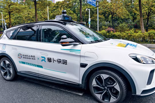 Robotaxi của Công ty Apollo Go thuộc tập đoàn công nghệ Baidu hoạt động chở khách ở Vũ Hán (Ảnh: Singtao)