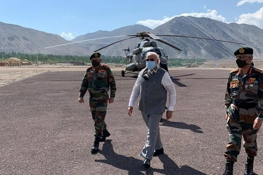 Thủ tướng Narendra Modi đáp trực thăng tới thị sát các đơn vị quân đội tại khu vực Ladakh đang tranh chấp với Trung Quốc (Ảnh: Đông Phương).