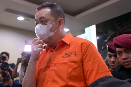 Lâm Cường bị cảnh sát Indonesia dẫn giải tới cuộc họp báo hôm 10/10 (Ảnh: Sina).