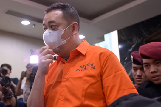 Lâm Cường bị cảnh sát Indonesia dẫn giải tới cuộc họp báo hôm 10/10 (Ảnh: Sina).