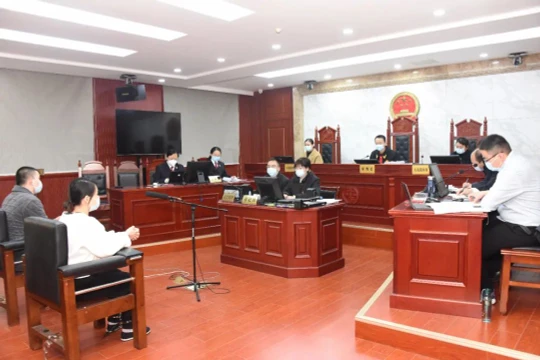 Tòa án thành phố Trấn Giang, Giang Tô xét xử hai kẻ cầm đầu ổ nhóm làm giả tiêu thụ TPCN "Thượng phương ngự dụng" trị giá 140 triệu NDT (490 tỷ VND). Ảnh: NetEase.