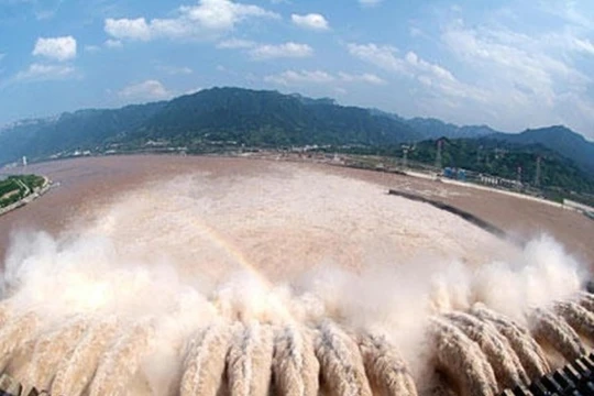 Mưa lớn ở khắp ba vùng thượng, trung và hạ lưu sông Dương Tử gây ngập lụt nặng ở Trung Quốc và dấy lên nỗi lo về vỡ đập Tam Hiệp (Ảnh: Đông Phương).