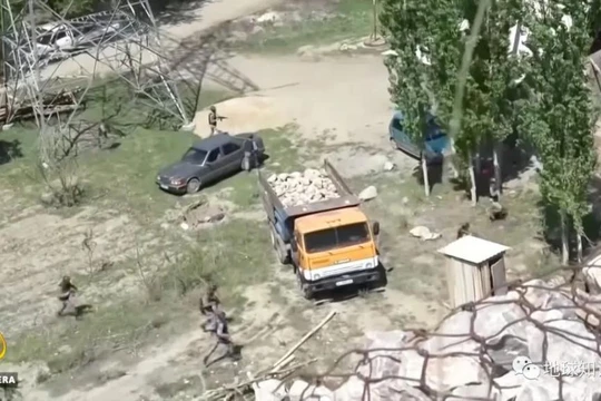 Từ xích mích nhỏ do lắp camera trên cột điện biên giới đã gây nên vụ xung đột khiến hàng trăm người của hai nước thương vong (Ảnh: Al Jazeera).