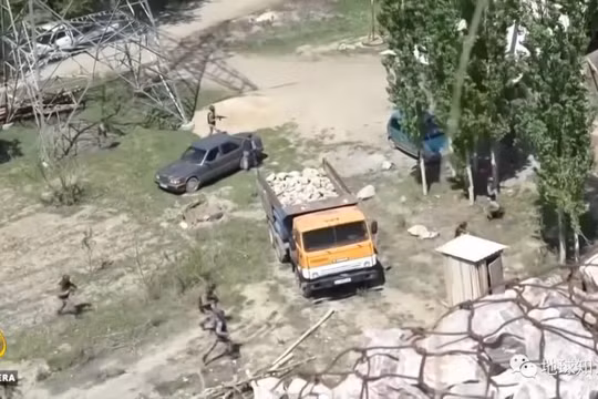 Từ xích mích nhỏ do lắp camera trên cột điện biên giới đã gây nên vụ xung đột khiến hàng trăm người của hai nước thương vong (Ảnh: Al Jazeera).