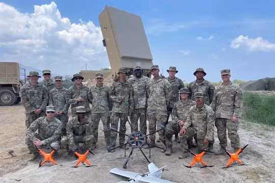 Các UAV bị bắn hạ trong cuộc thử nghiệm cùng các binh sĩ và hệ thống “Leonidas HPM”. Ảnh: Epirus.