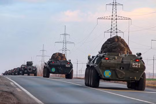 Đoàn xe của quân đội Nga tiến vào Nagorno-Karabakh hôm 10/11 (Ảnh: AP).
