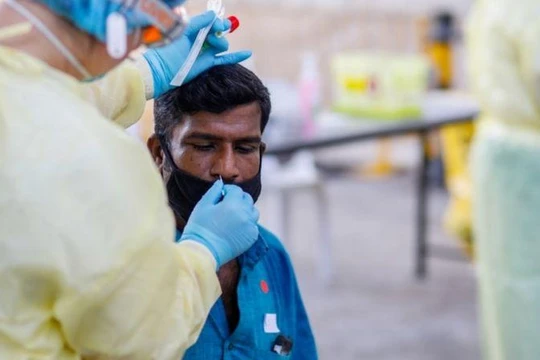 152 ngàn công nhân người nước ngoài ở Singapore trong tổng số hơn 300 ngàn người đã bị lây nhiễm COVID-19 (Ảnh: Reuters).