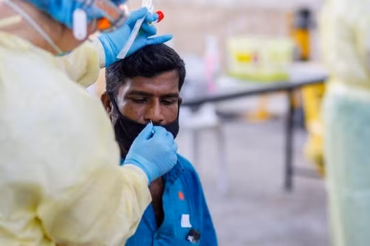 152 ngàn công nhân người nước ngoài ở Singapore trong tổng số hơn 300 ngàn người đã bị lây nhiễm COVID-19 (Ảnh: Reuters).