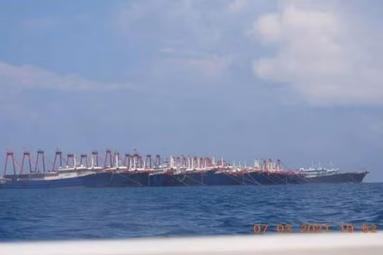 Một tốp tàu cá vỏ sắt của Trung Quốc đang neo đậu ở gần bãi Ba Đầu (Ảnh: Đông Phương).