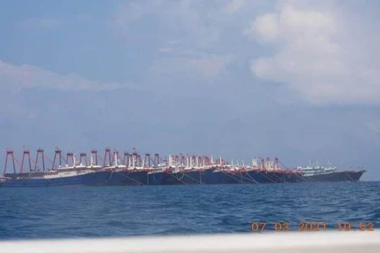 Một tốp tàu cá vỏ sắt của Trung Quốc đang neo đậu ở gần bãi Ba Đầu (Ảnh: Đông Phương).