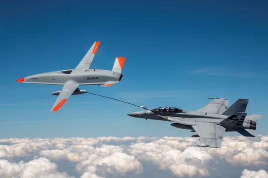Chiếc UAV MQ-25A đang thực hiện tiếp dầu trên không cho chiếc FA/18F (Ảnh: Boeing).