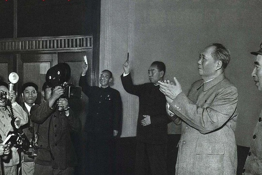 Hai ông Mao Trạch Đông và Lâm Bưu tiếp đoàn kịch Nhật Bản sang Trung Quốc biểu diễn năm 1967 (Ảnh: Renminhuabao).