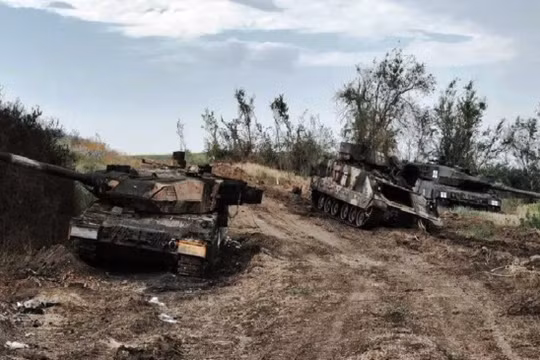Một số xe tăng Lopard-2 của Ukraine bị bỏ lại chiến trường sau trận đánh (Ảnh: Sohu).