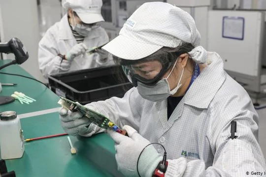 Tình trạng quản chế giao thông và y tế công cộng tồi tệ đã làm tê liệt hoạt động sản xuất của các xí nghiệp (Ảnh: Getty/AFP).