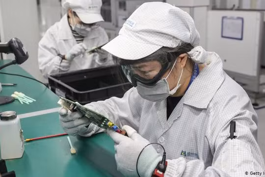 Tình trạng quản chế giao thông và y tế công cộng tồi tệ đã làm tê liệt hoạt động sản xuất của các xí nghiệp (Ảnh: Getty/AFP).