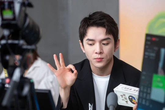 Lý Giai Kỳ (Austin Li), KOL trở thành tỉ phú nhờ livestream bán hàng trên mạng (Ảnh: Toutiao)