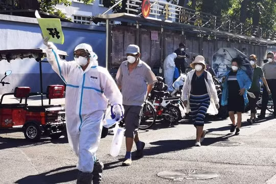 Hàng vạn người Bắc Kinh buộc phải xét nghiệm sau khi xuất hiện ổ dịch ở chợ Tân Phát Địa (Ảnh: CNS)