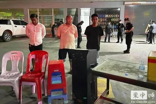 Tướng Ong Chanthouk (giữa) và 2 nhân viên bị cảnh sát bắt và còng tay (Ảnh: Khmer Times).
