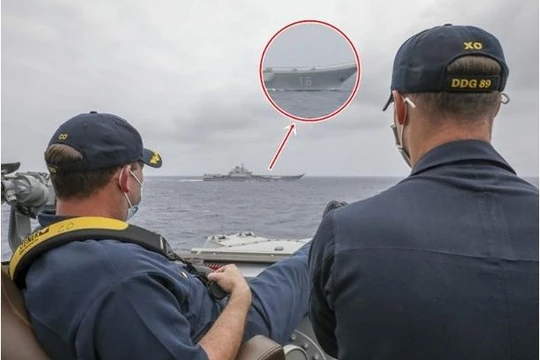 Hình ảnh tàu Liêu Ninh bị tàu Mỹ giám sát khiến dư luận mạng Trung Quốc nổi sóng (Ảnh: Đông Phương).