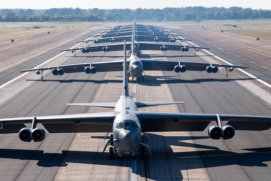 Mỹ sẽ chi hàng chục tỉ USD để nâng cấp phi đội 76 máy bay ném bom chiến lược B-52 (Ảnh: Chinatimres).