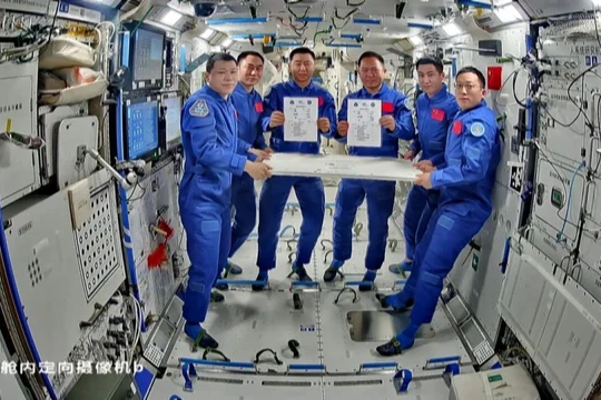 Các phi hành gia hai tàu bàn giao nhiệm vụ hôm 4/11 trên trạm Thiên Cung. Ảnh: CCTV.