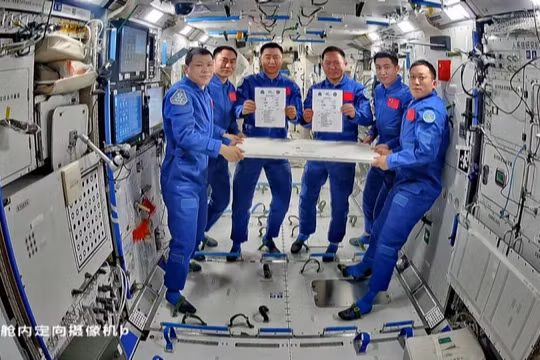 Các phi hành gia hai tàu bàn giao nhiệm vụ hôm 4/11 trên trạm Thiên Cung. Ảnh: CCTV.