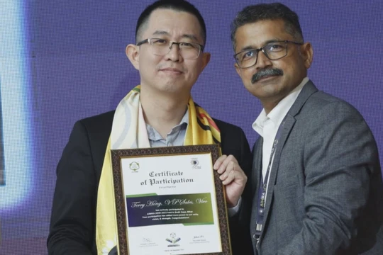 Ông Terry Hồng Húc Toàn, CEO tạm thời của Vivo Ấn Độ (bên trái) vừa bị bắt và người đồng nghiệp Ấn Độ (Ảnh: NOWnews)