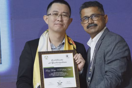 Ông Terry Hồng Húc Toàn, CEO tạm thời của Vivo Ấn Độ (bên trái) vừa bị bắt và người đồng nghiệp Ấn Độ (Ảnh: NOWnews)