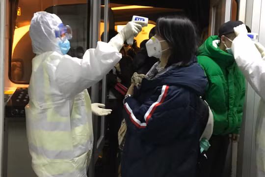 Hai người lãnh đạo cao nhất của ngành y tế tỉnh Hồ Bắc bị mất chức vì bị cho là chịu trách nhiệm về việc để dịch Viêm phổi do nCoV bùng phát và lây lan rộng (Ảnh: AP)