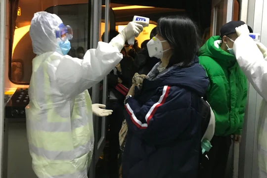 Hai người lãnh đạo cao nhất của ngành y tế tỉnh Hồ Bắc bị mất chức vì bị cho là chịu trách nhiệm về việc để dịch Viêm phổi do nCoV bùng phát và lây lan rộng (Ảnh: AP)