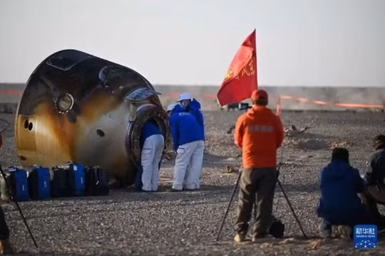 Ngày 14/11, khoang trở về của tàu Thần Châu 21 mang theo 3 phi hành gia của tàu Thần Châu 20 đã hạ cánh an toàn xuống sa mạc Nội Mông. Ảnh: Xinhua.