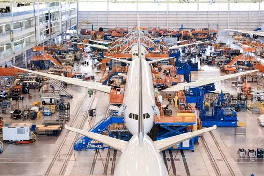 Cục Hàng không Liên bang Hoa Kỳ đang điều tra việc Boeing mua phải titan giả dùng cho linh kiện máy bay (Ảnh: Worldjournal)