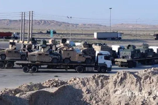 Đoàn xe tải chở các xe quân sự của Mỹ trên quốc lộ Iran (Ảnh: Đông Phương).