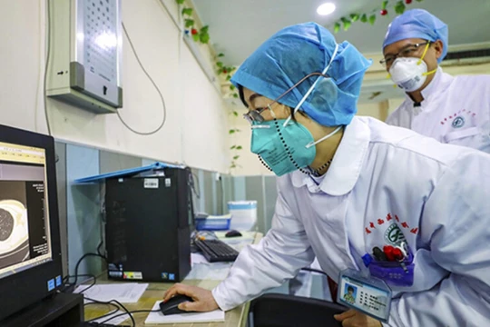 Các nhân viên y tế Trung Quốc theo dõi tình trạng người bệnh (Ảnh: Guan cha)