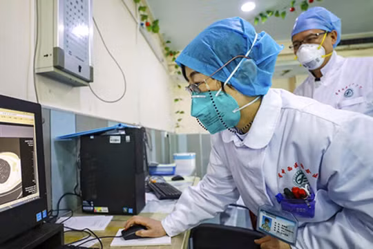 Các nhân viên y tế Trung Quốc theo dõi tình trạng người bệnh (Ảnh: Guan cha)