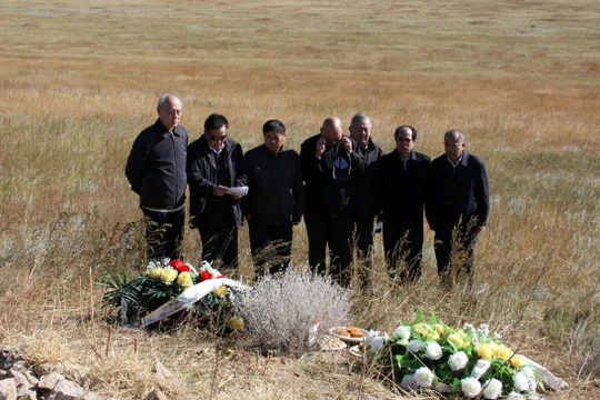 Ngày 13/9/2011, Trương Thanh Lâm, con rể Lâm Bưu (chồng Lâm Đậu Đậu) là người thân đầu tiên cùng một số bạn bè tới viếng mộ Lâm Bưu, Diệp Quần, Lâm Lập Quả và các nạn nhân ở thảo nguyên Onduhan, Mông Cổ (Ảnh: Dwnews).