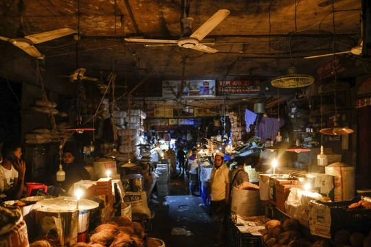 Một khu chợ ở thủ đô Dhaka bị cắt điện do nguồn cung bị thiếu nghiêm trọng (Ảnh: AP)