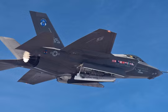 Chiếc máy bay nguyên mẫu F-35 được sơn cờ Mỹ và nhiều quốc gia đồng minh thể hiện họ tham gia vào dự án này, nhưng hiện ngày càng có nhiều nước muốn rời ra. Ảnh: QQnews.