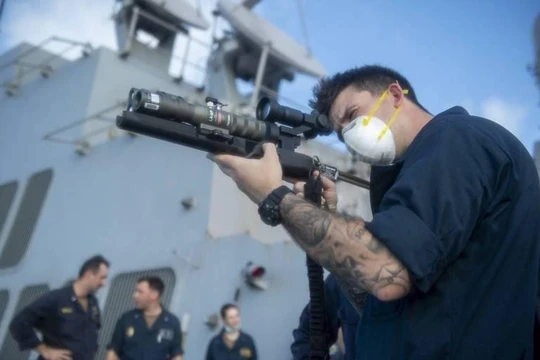Binh sĩ Mỹ trên tàu khu trục tên lửa USS Sampson (DDG102) thuộc nhóm tấn công tàu sân bay USS Lincoln sử dụng khẩu súng bắn tia laser Glare LA-9/P (Ảnh: Thedrive).