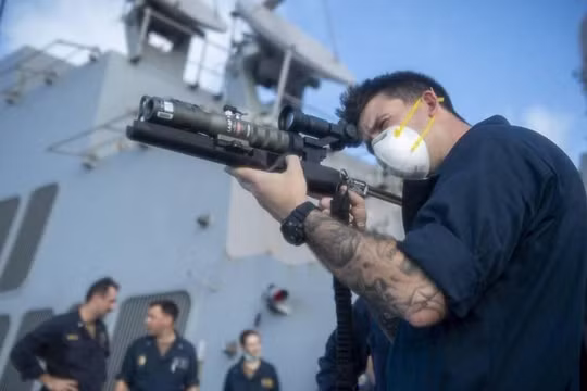 Binh sĩ Mỹ trên tàu khu trục tên lửa USS Sampson (DDG102) thuộc nhóm tấn công tàu sân bay USS Lincoln sử dụng khẩu súng bắn tia laser Glare LA-9/P (Ảnh: Thedrive).
