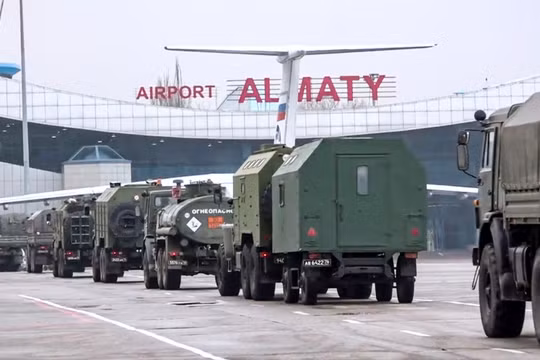 Các phương tiện quân sự của Nga tới sân bay Almaty vốn bị những phần tử bạo loạn chiếm giữ (Ảnh: AP).