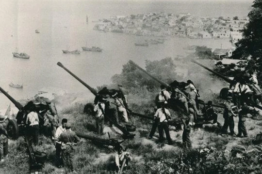 Pháo binh Trung Quốc bắn sang Kim Môn (Ảnh tư liệu).