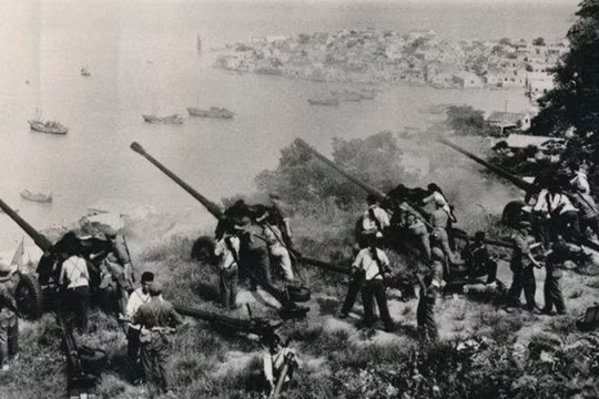 Pháo binh Trung Quốc bắn sang Kim Môn (Ảnh tư liệu).