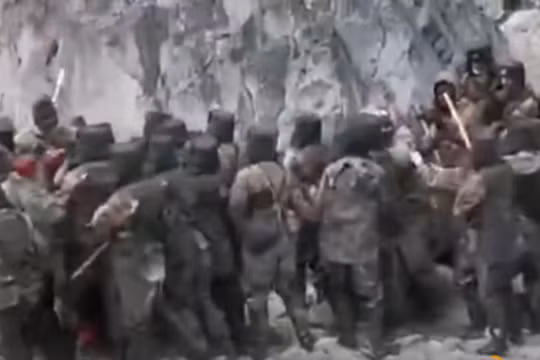 Hình ảnh trong video về vụ ẩu đả giữa lính hai bên Trung - Ấn ở thung lũng sông tại Ladakh (Ảnh: Đa Chiều).